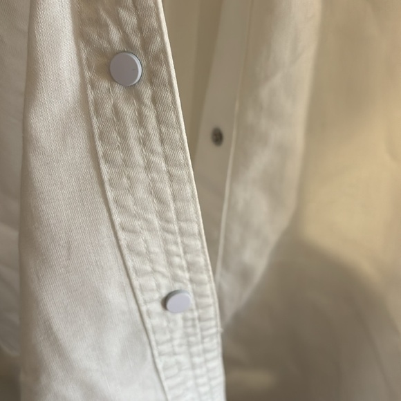 👚 Classic White Button-Down Shirt - Size M (NWT) ✨ - Picture 9 of 10